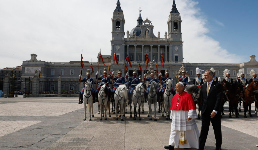 El Papa y el rey pasando revista a las tropas.