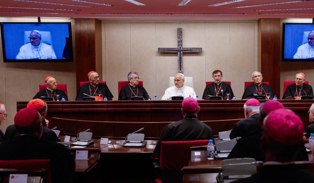 Un momento del discurso del Papa, rodeado del cardenal Omella, Luis Argüello y el cardenal Cobo.