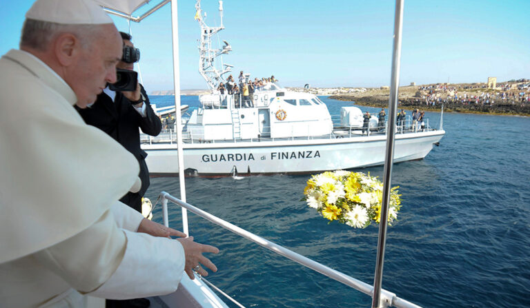 El Papa Francisco también lanzó flores al mar en Lampedusa en 2013.
