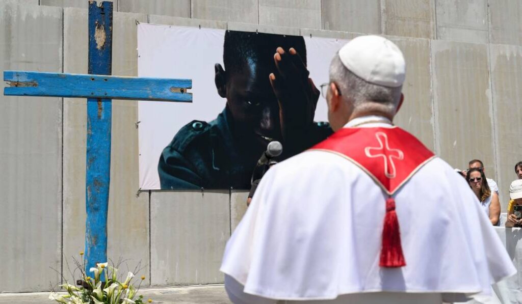El Papa reza ante la Cruz del Encuentro.