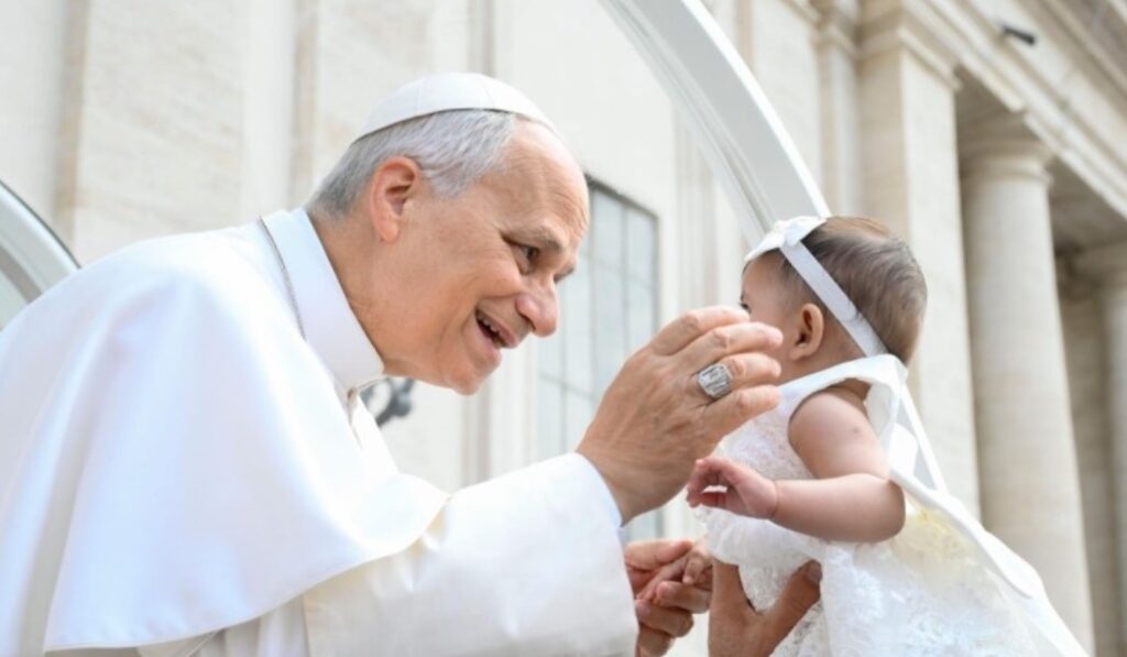 El Pontífice bendice a una bebé antes de la audiencia. Foto: Vatican Media.