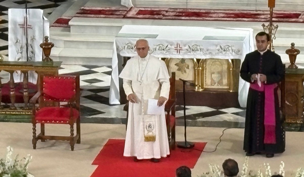 El Papa con su secretario en la iglesia de San Agustín.