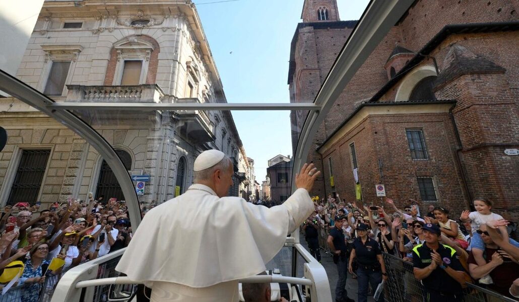 El Papa por las calles de Pavía.