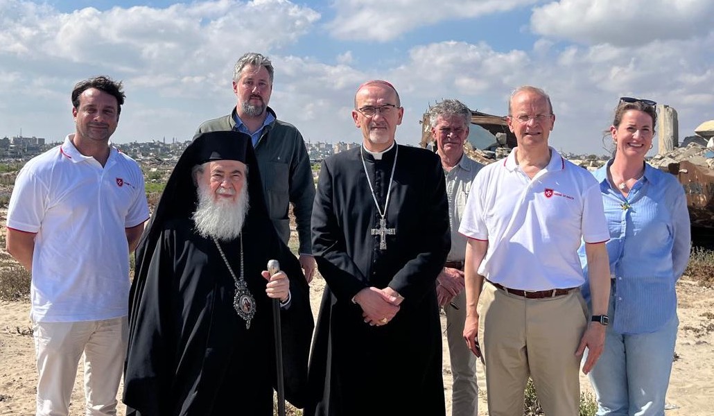 El grupo de la visita pastoral posa en Gaza.