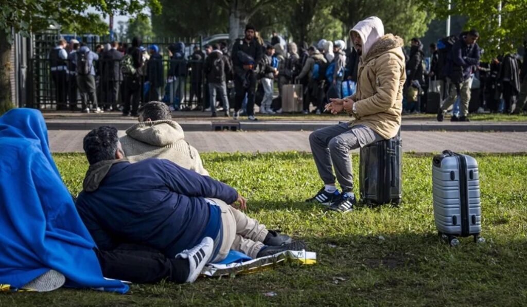 Solicitantes de asilo esperan en fila al registrarse en el centro de registro de Ter Apel, Países Bajos, el 22 de mayo de 2026. Foto: EFE / EPA / Jaspar Moulijn. 