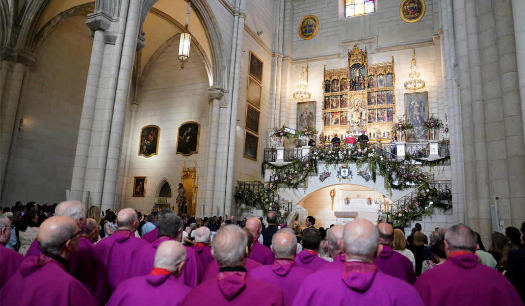 El Papa reza ante la Virgen.