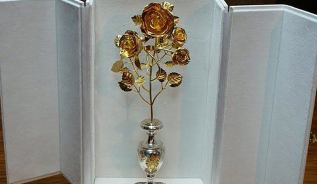 Modelo de Rosa de Oro que los Papas entregan actualmente.