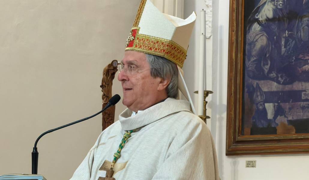 Francesco Savino durante su homilía. Foto: Diócesis de Cassano all'Jonio.