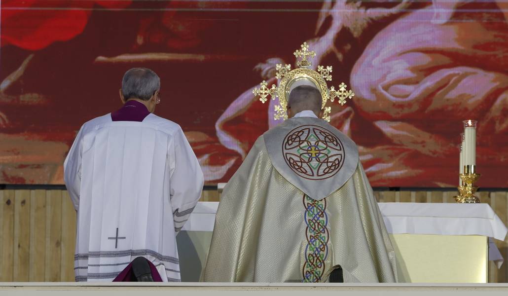 El Santo Padre postrado ante el Santísimo durante la vigilia.