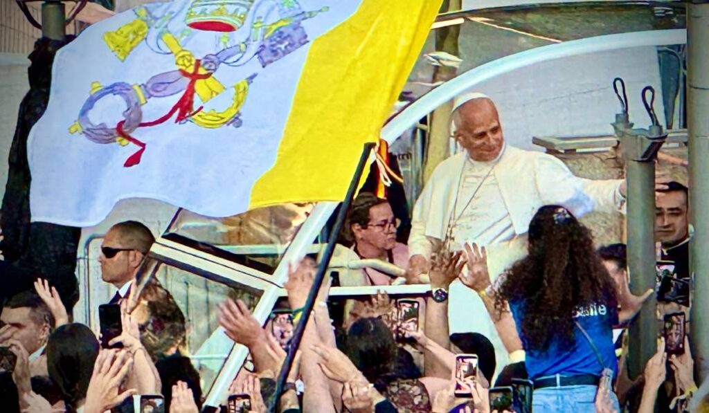 El Papa llega en papamóvil por la Castellana hacia la plaza de Lima.