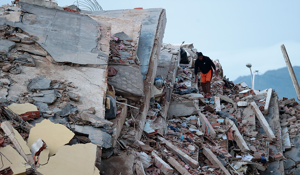 Un residente entre los escombros de un edificio derrumbado a consecuencia de los terremotos, en la localidad de Catia La Mar, en el estado costero de La Guaira (Venezuela) este jueves.