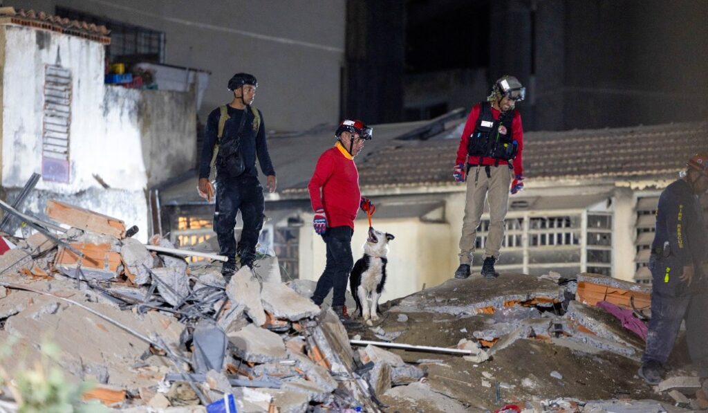 Equipos de rescate entre los escombros en Caracas.