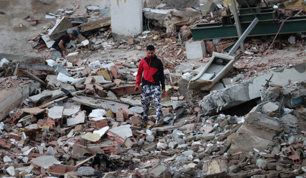 Un hombre camina por las ruinas de un edificio en La Guaira.
