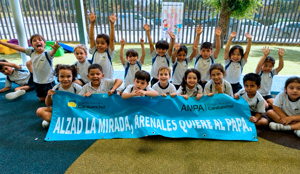 El AMPA ha preparado además una pancarta para dar la bienvenida al Papa en su visita.