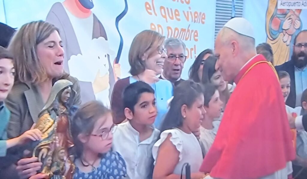 Un momento del encuentro de Simón con el Papa. Foto cedida.