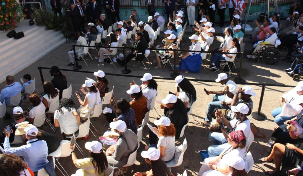 200 personas esperaban al Papa en el patio de la parroquia de la Crucifixión del Señor.