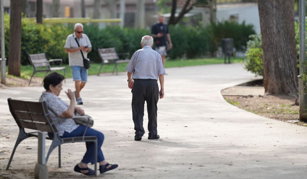 Varios ancianos en un parque.
