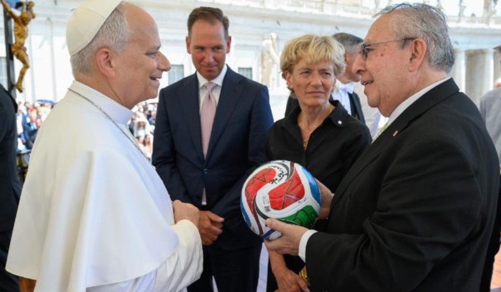Los embajadores de México, Canadá y Estados Unidos dan el balón al Papa.