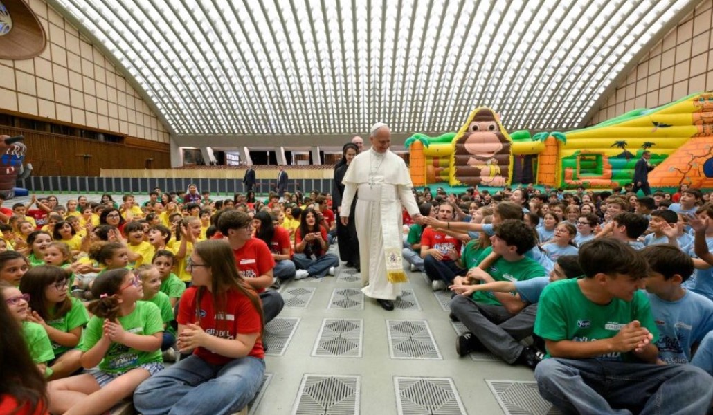 León XIV en el campamento de verano de los hijos de empleados del Vaticano.
