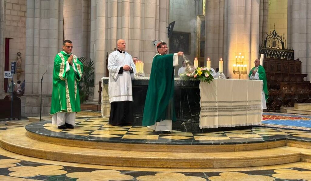 El arzobispo de Madrid en la catedral de la Almudena.