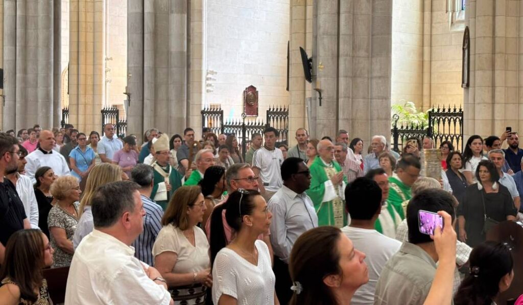 Los fieles que han asistido a la Misa en la Almudena.