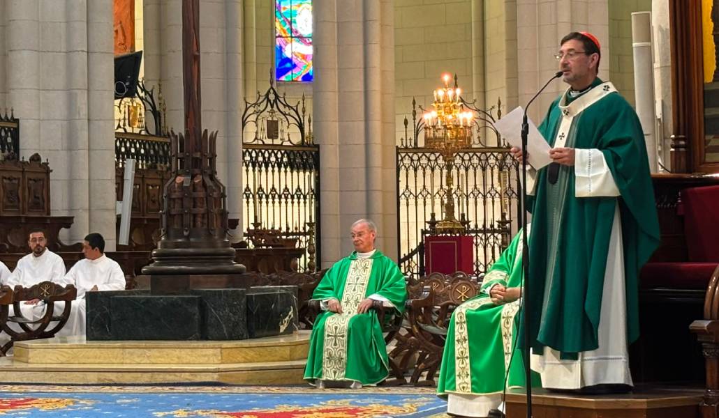 El cardenal Cobo preside la Misa en la catedral de la Almudena.