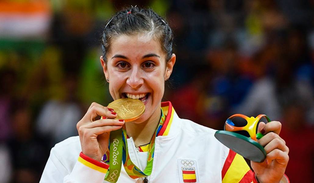 Carolina Marín posa con su medalla de oro en los Juegos Olímpicos de Río de Janeiro de 2016.