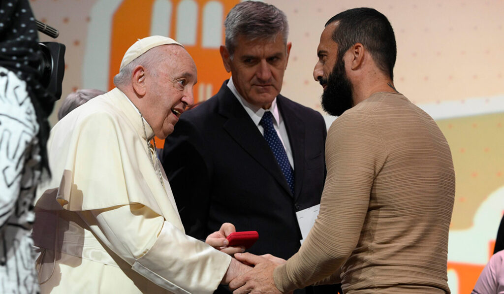 El Papa Francisco con un preso implicado en una iniciativa de economía social. Sucedió en el evento La economía de Francisco en Asís el pasado 2022.