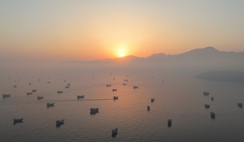 Embarcaciones en el estrecho de Ormuz visto desde Musandam, Omán, el 15 de junio de 2026.