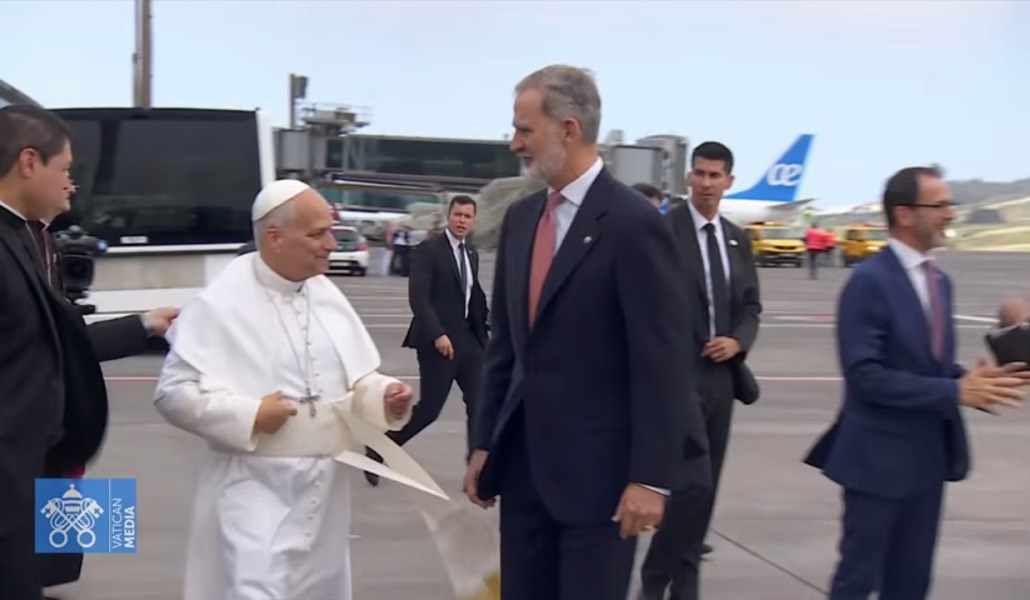 León XIV con Felipe VI rumbo a embarcar.