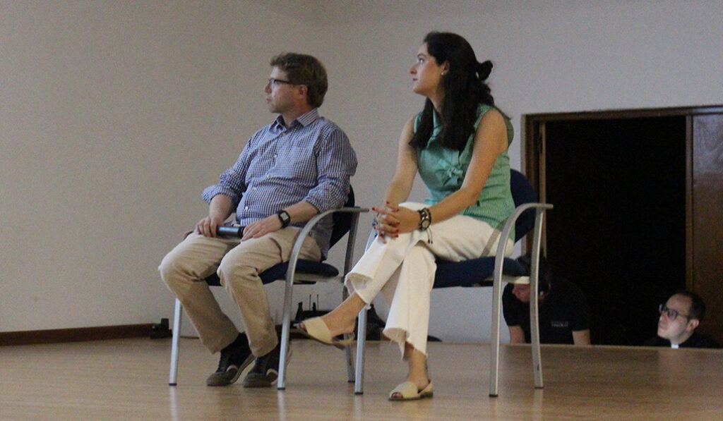 Francisco Javier Chimeno y María López son voluntarios.