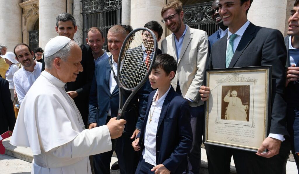 El Papa recibe una raqueta y una foto de León XIII en una audiencia general.