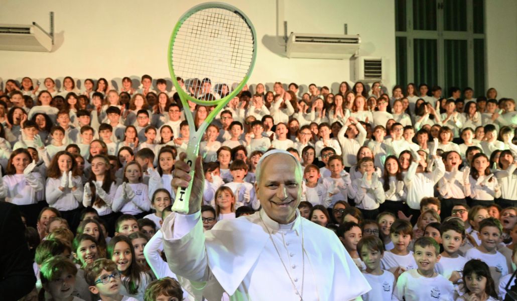 Los alumnos del Pontificio Colegio Pablo VI de Castel Gandolfo regalaron esta raqueta a León XIV en 2025.