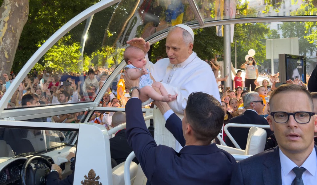 León XIV bendice a Sara tras la Misa en Cibeles en la festividad del Corpus Christi.