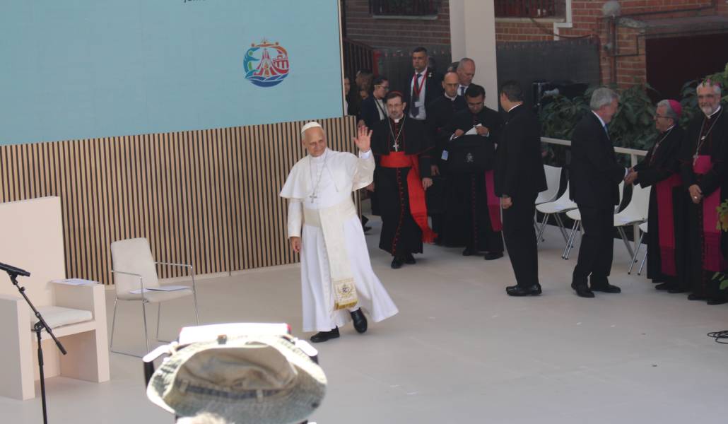 El Papa entra en el patio del CEDIA 24 horas.