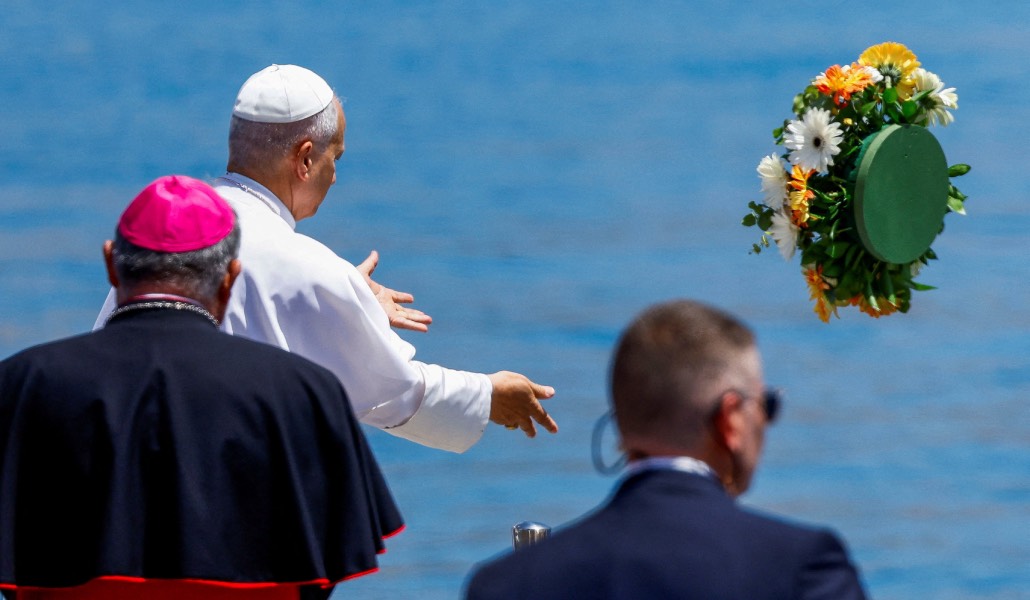 León XIV lanza flores al Atlántico en el puerto de Arguineguín por los migrantes que mueren en su periplo.