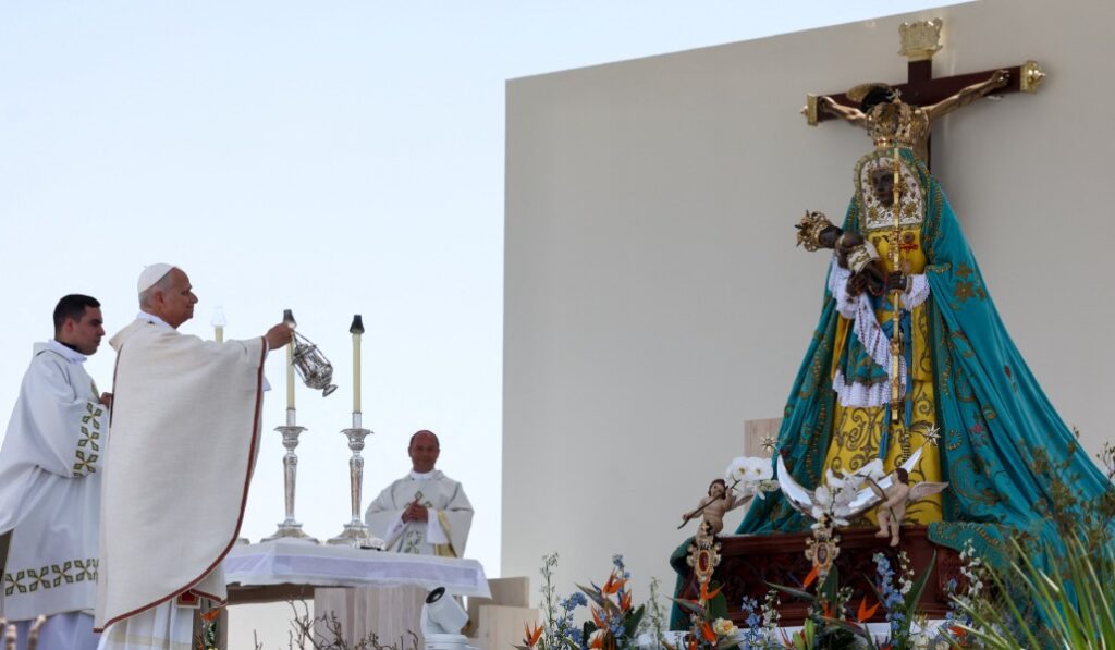 El Papa venera a la Virgen en su Misa en Tenerife.