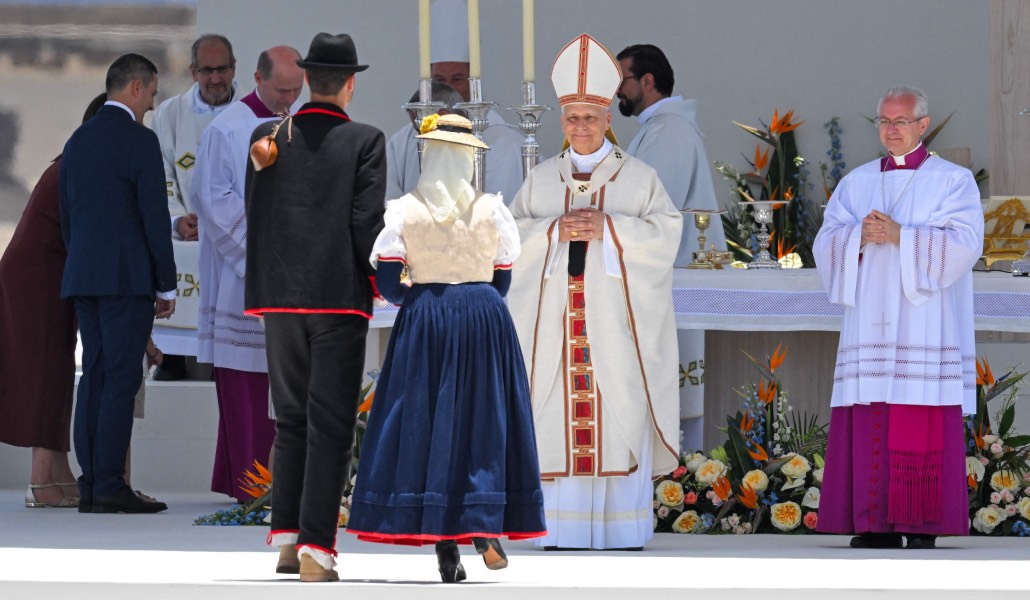 León XIV recibe a fieles con trajes tradicionales durante la celebración de la Misa en Tenerife.
