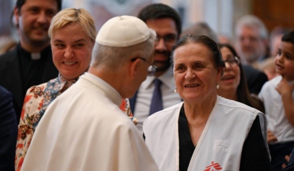 León XIV con personal de Médicos Sin Fronteras en su encuentro con movimientos populares.