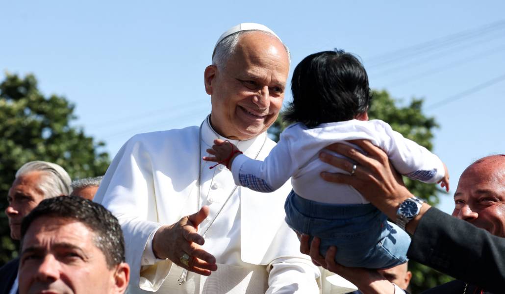 León XIV saluda a un niño migrante en su reciente viaje a España.
