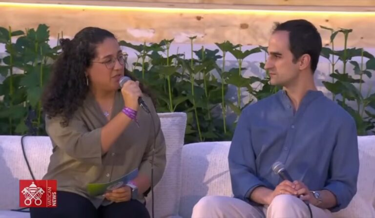 María Azargui preguntó al Papa sobre IA y vivienda en la vigilia del 6 de junio.