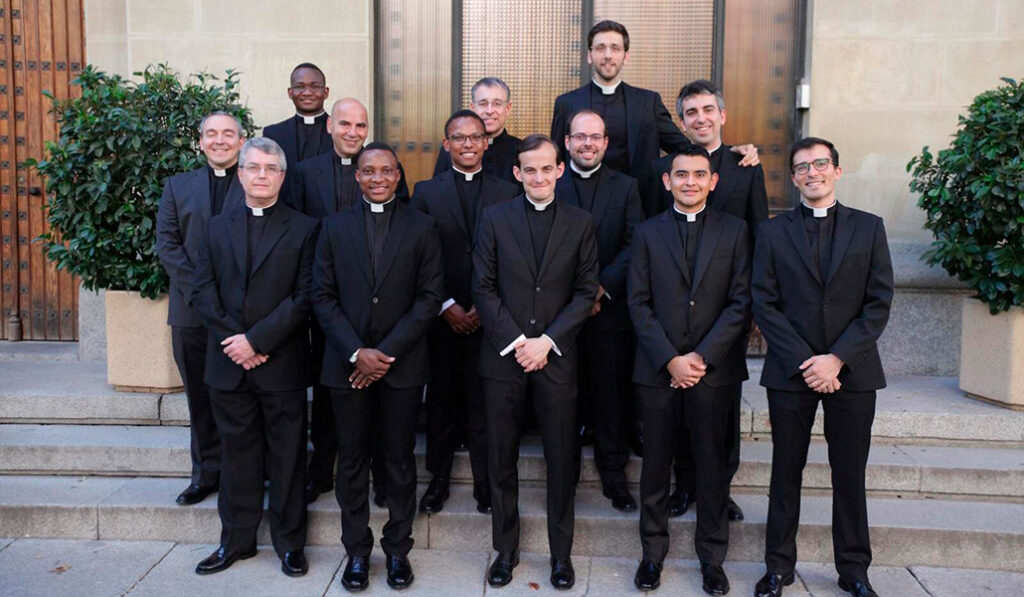 Tronoco con más sacerdotes de Madrid.