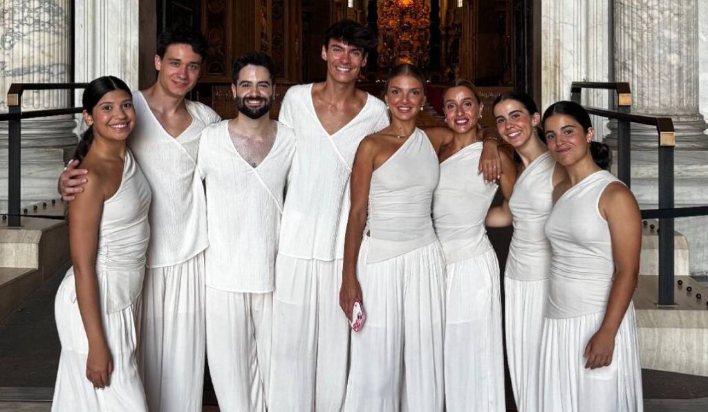 Pablo de Mendoza (el tercero por la izquierda) con su cuerpo de baile en Roma.