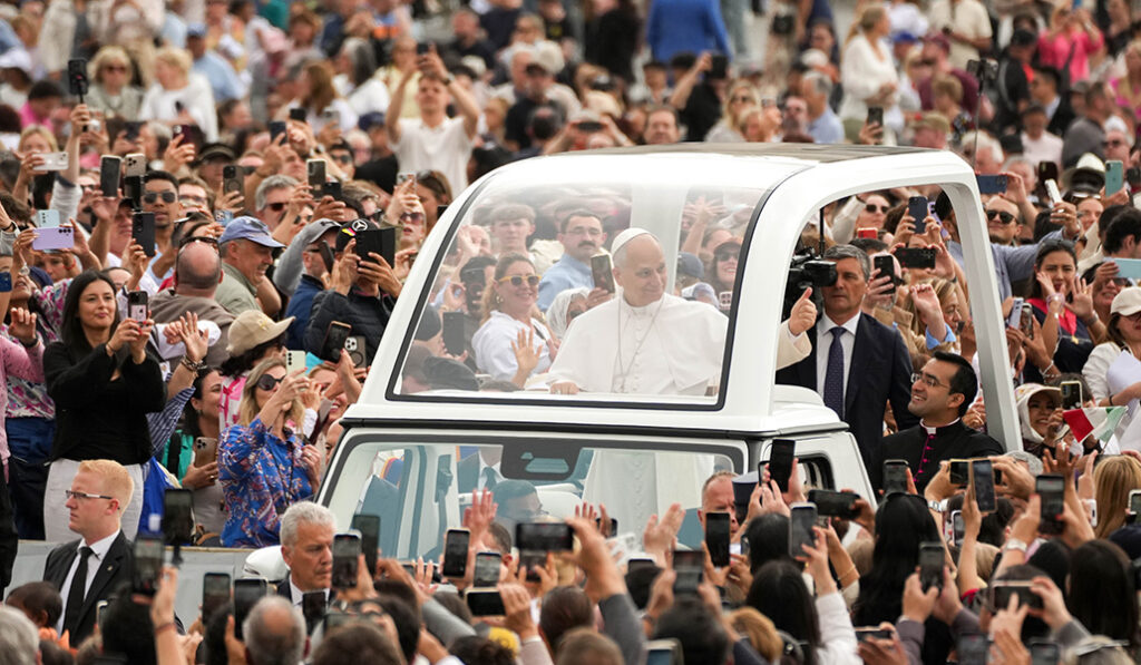 El Papa en su vehículo en la audiencia general del pasado 13 de mayo.