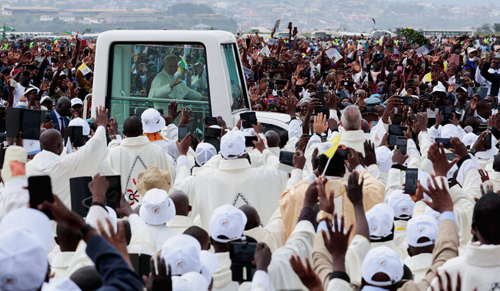 El Pontífice en papamóvil durante su viaje a Yaundé, en Camerún.