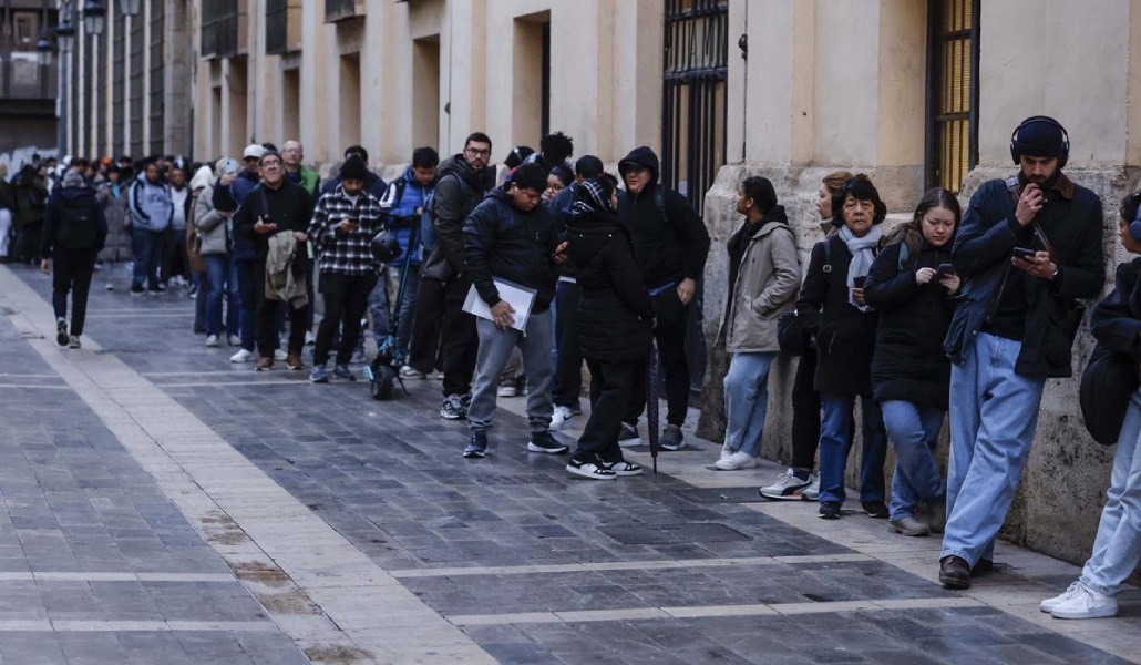 Decenas de personas hacen cola en Valencia para realizar los trámites de regularización.
