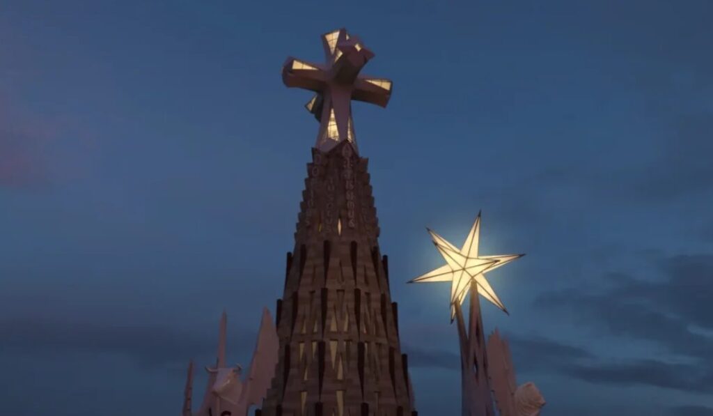 La Torre de Jesucrtisto y la de María, iluminando Barcelona. Foto: Sagrada Familia.