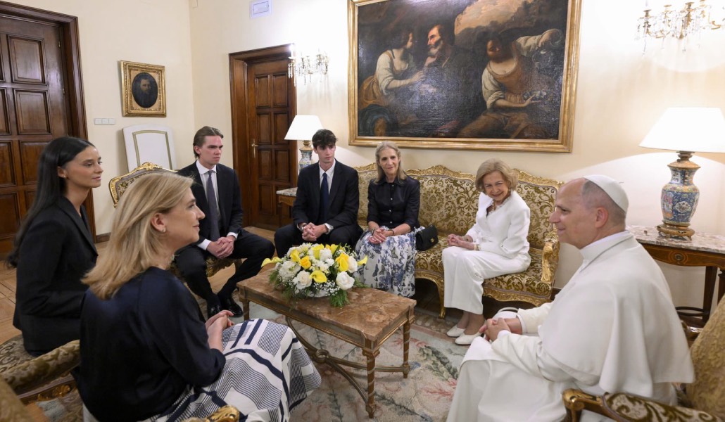 León XIV con la reina Sofía y más miembros de la familia del rey en Nunciatura Apostólica.