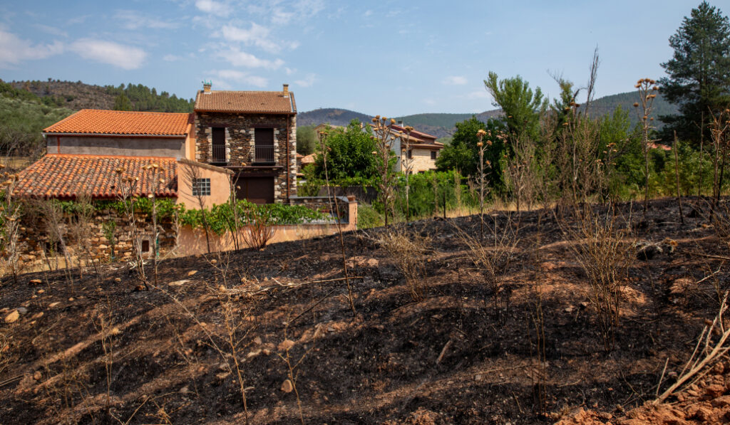 El fuego de La Mierla llegó hasta las casas.