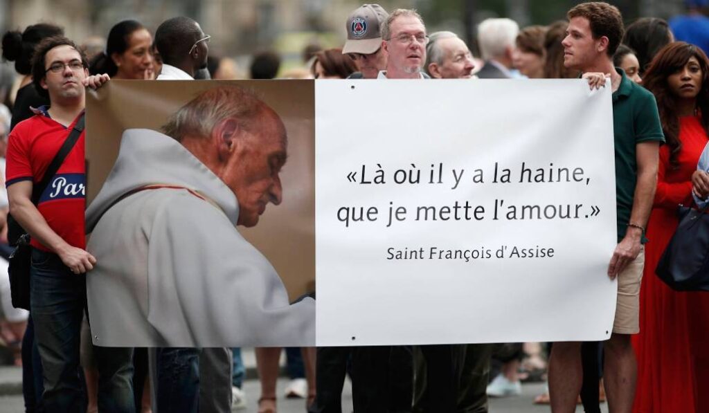 Concentración por el asesinato de Hamel tras una Misa por él en Notre Dame de París al día siguiente de su asesinato.